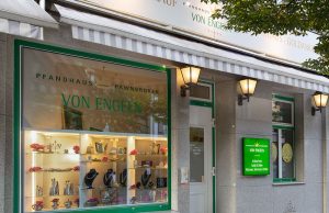 Pfandhaus von Engeln, Außenansicht, München, Theresienstraße 144, Parkplatz direkt vor dem Haus