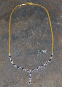 Damen Halskette oder Collier, 750-Gold, kombiniert mit blauen Diamanten